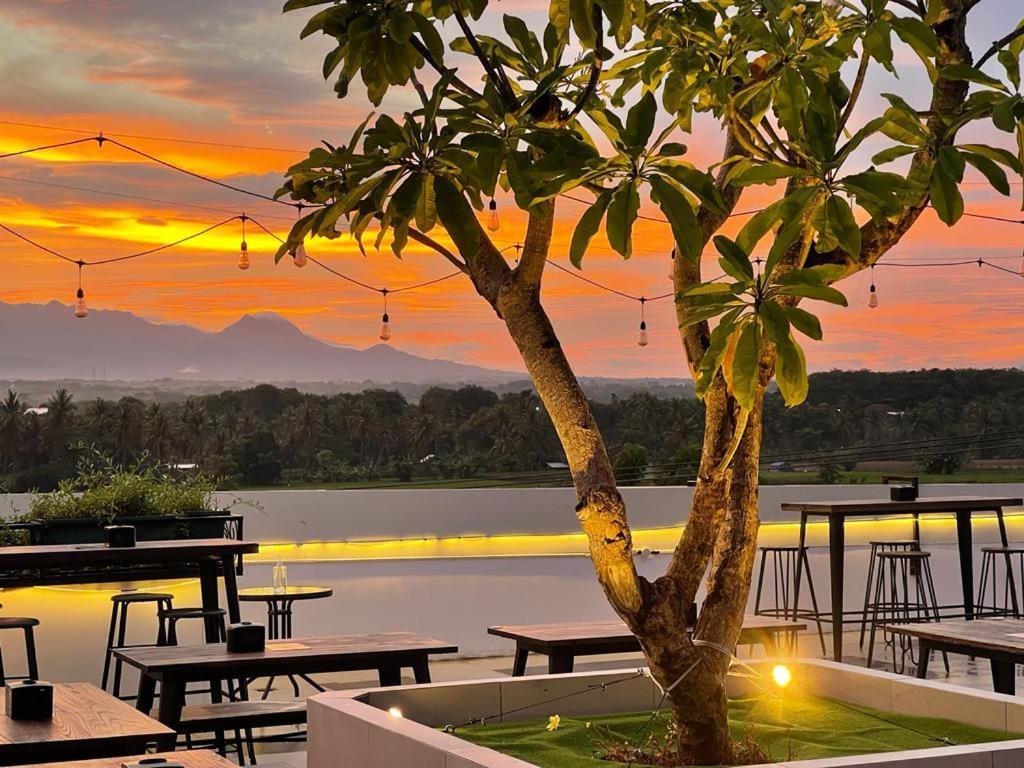 Kaloka Airport Hotel Sumbawa Besar Exterior photo